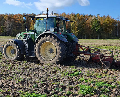 Lohnunternehmen Blunk bereitet Ackerflächen mit Pflug für Aufforstung vor - 51