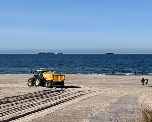 Dienstleister Blunk transportiert Sand auf Strand Warnemünde 01