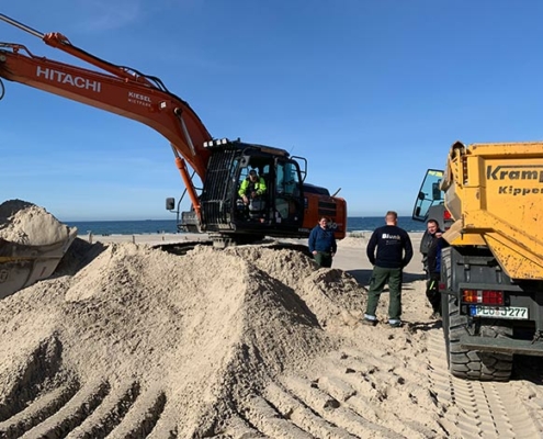 Dienstleister Blunk transportiert Sand auf Strand Warnemünde 05