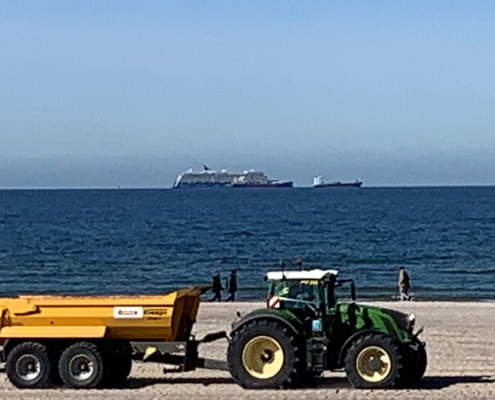 Dienstleister Blunk transportiert Sand auf Strand Warnemünde 12
