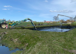 Umwelt-Team von Blunk beim Entschlammen von Klärteichen in Schleswig-Holstein