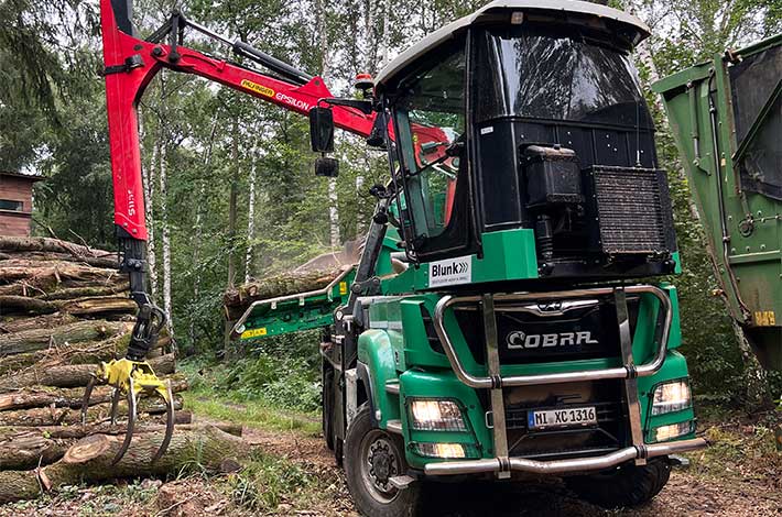 Mobiler Jens Cobra Holzhacker auf LKW im Einsatz für Holzhackschnitzel Produktion 4