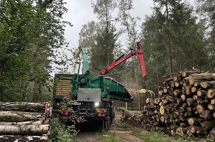Mobiler Jens Cobra Holzhacker auf LKW im Einsatz für Holzhackschnitzel Produktion 9