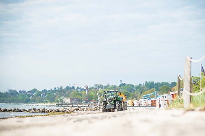 Blunk Umwelt-Team Holtsee bei Strand Reinigung in Flensburg - Foto Mattis Schramm @agrarservice - 03