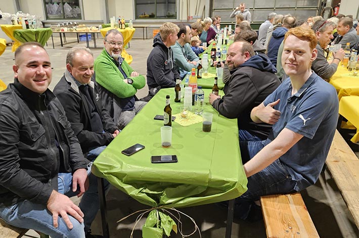Blunk-Team feiert Erntebier 2023 in Rendswühren -03